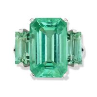 gemstone-ring-cirque-Jane-Taylor-The-Mermaid-Ring-large-mint-green-tourmaline-emerald-cut-and-baguettes-white-gold
